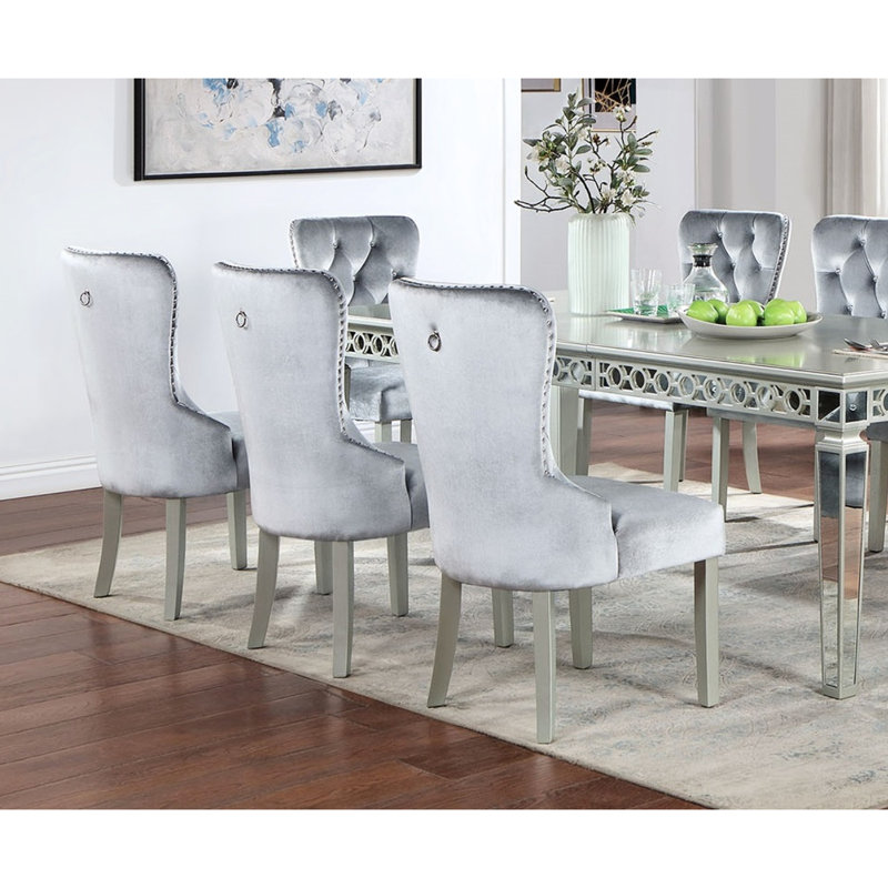 Chaises d'appoint contemporaines à oreilles en flanelle de style contemporain avec garniture cloutée en bois massif foncé et miroir