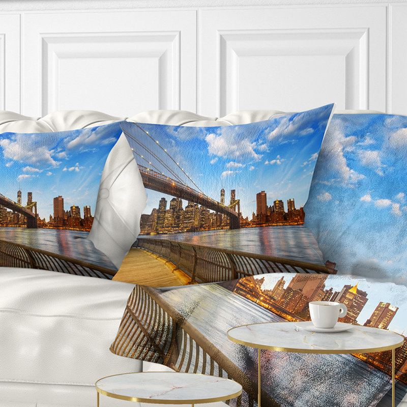 Coussin Cityscape Calm Sky Over Brooklyn Bridge, 16 po x 1 po, Carré