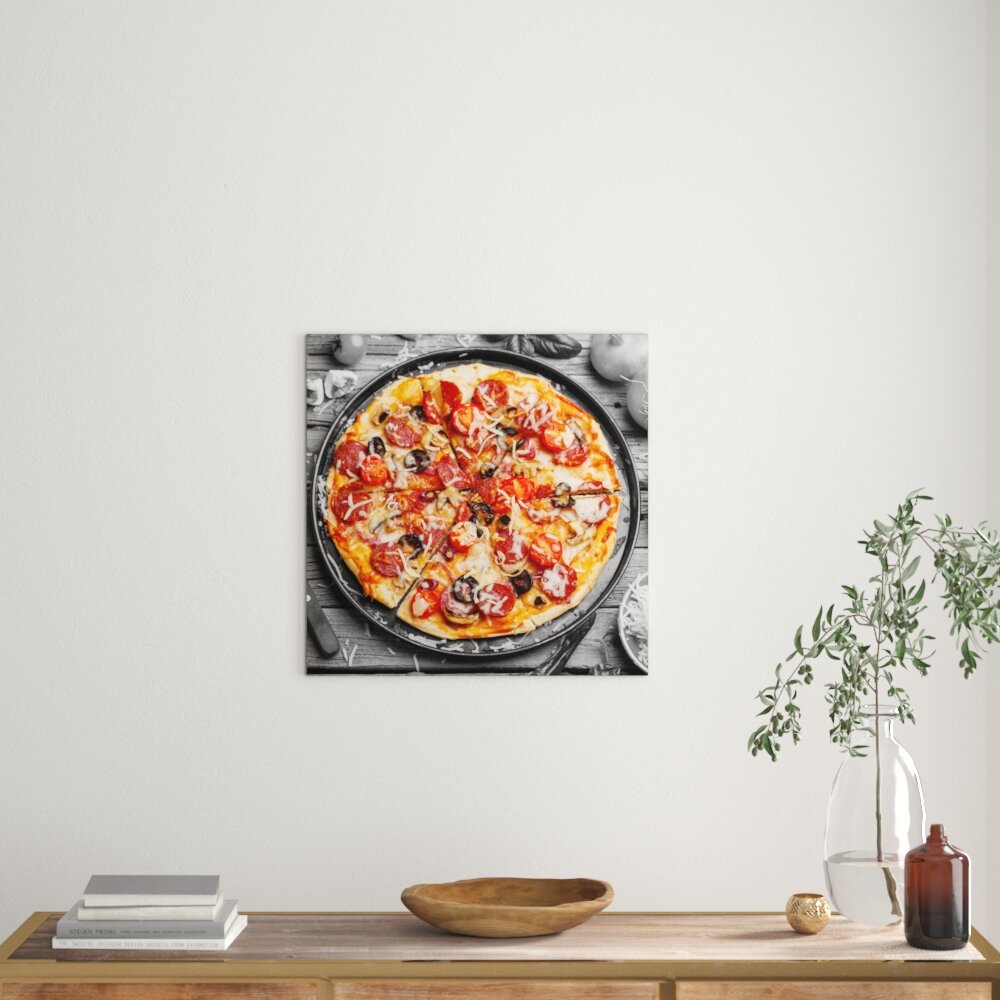 Leinwandbild Köstliche Pizza auf Pizzablech