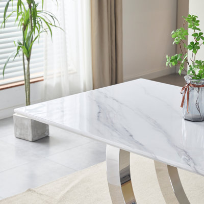 Table de salle à manger rectangulaire de 69,30 pouces, moderne simple, plateau en marbre, plateau en panneau de fibres à densité moyenne, surface de miroir en acier inoxydable de couleur argent, pouvant accueillir 4 à 6 personnes, motif en marbre blanc, miroir argenté.