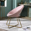 Chaise en velours rose captivante avec construction métallique dorée et support robuste