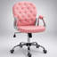 Fauteuil de bureau en similicuir rose, capitonné, accoudoirs rembourrés, hauteur réglable et roulettes pivotantes.