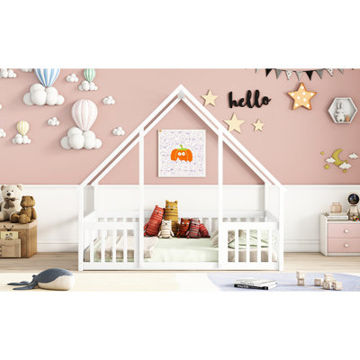 Lit blanc au sol avec structure en forme de maison et garde-corps - Fabriqué en pin pour une bonne nuit de sommeil