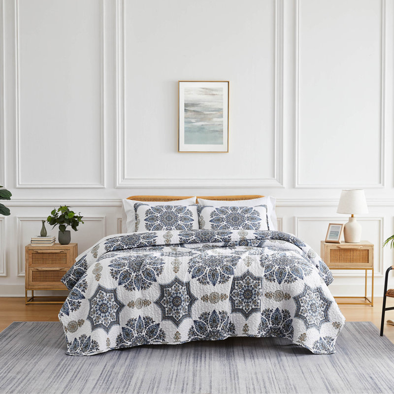 Ensemble de courtepointe réversible 3 pièces Southshore Fine Linens Infinity Blue Full/Queen, avec médaillon brodé, comprenant 1 courtepointe surdimensionnée et 2 taies d'oreiller standard, en microfibre 110 g/m²