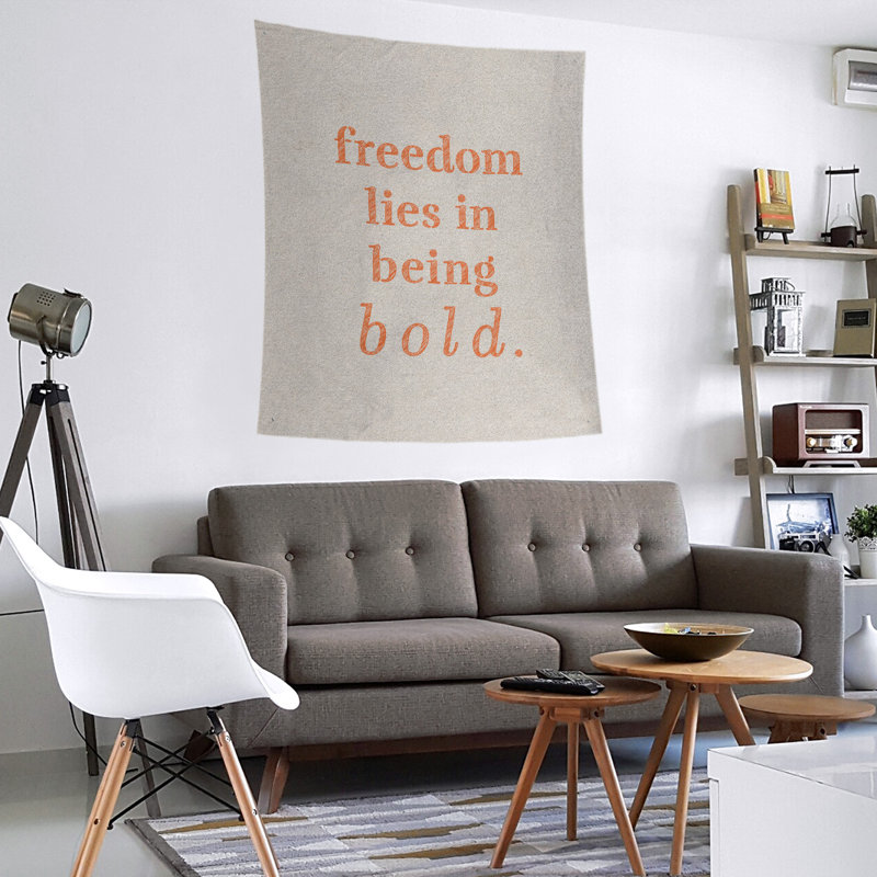 Tapisserie en polyester en forme de guillemets en gras, H 104 po x l 88 po, Blanc / Orange