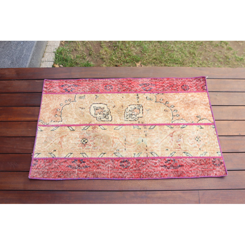 Tapis rétro vintage rouge et beige fait à la main pour un style bohémien unique