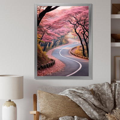 Route rose dans la forêt II