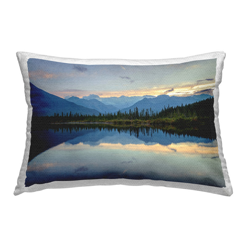Coussin extérieur Blue Mountain Reflection par Margaret Clavell