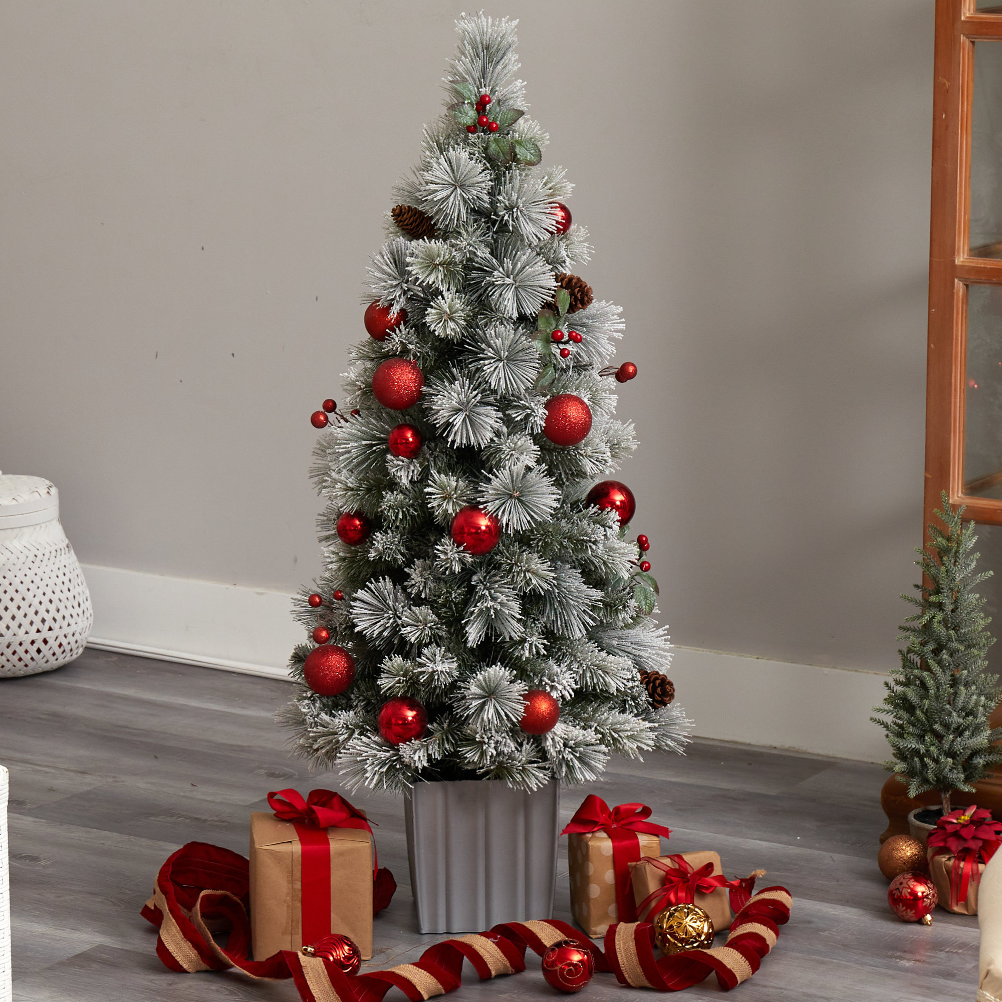 the-holiday-aisle-4ft-winter-flocked-artificial-christmas-tree-pre
