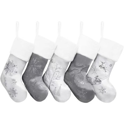 Ensemble de 5 bas de Noël pour la famille, grand satin argenté gris avec paillettes, fausse fourrure, strass, brodé, décorations d'arbre de cheminée de luxe classique pour la saison de Noël (ensemble de 5)