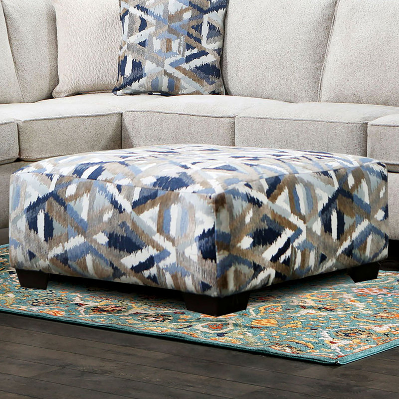 Carré contemporain avec pieds fuselés en plastique, siège à ressorts ensachés, motif dynamique, bleu et brun sur la base, L 38 po x l 38 po H 17 po, 1 pièce de style avec design multicolore de 38 pouces de large