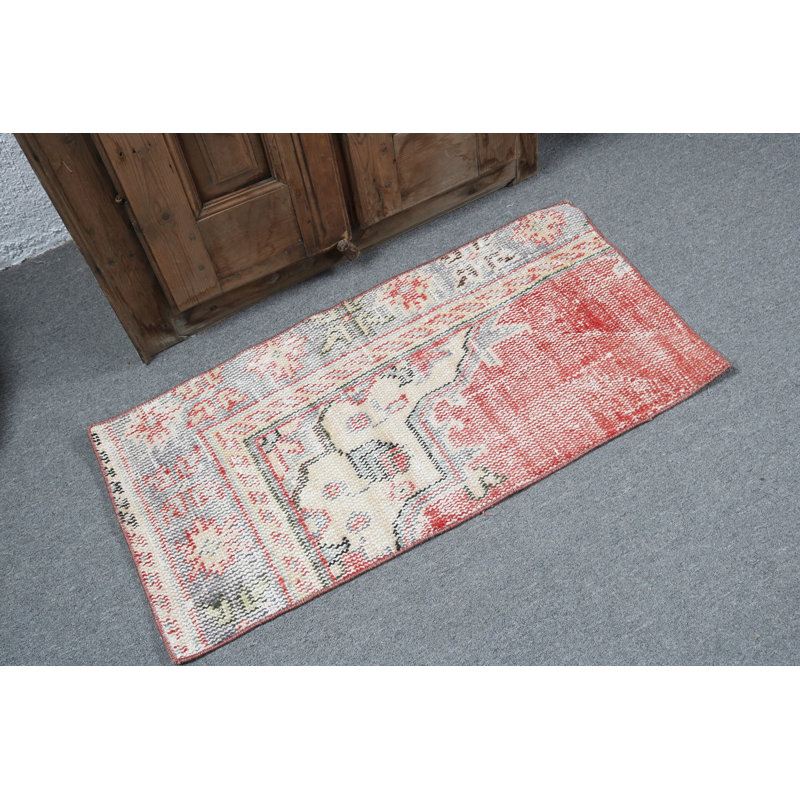 Authentique tapis turc rouge vif avec des motifs pour un décor traditionnel