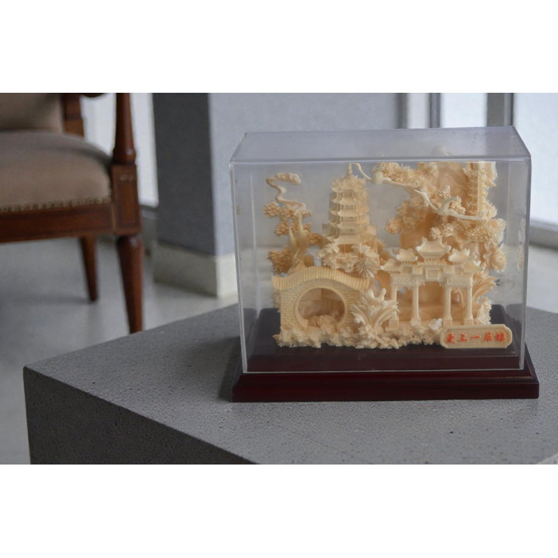 Scène de jardin sculptée en résine chinoise avec pont dans un étui 8 po x 4 po x H 7 po