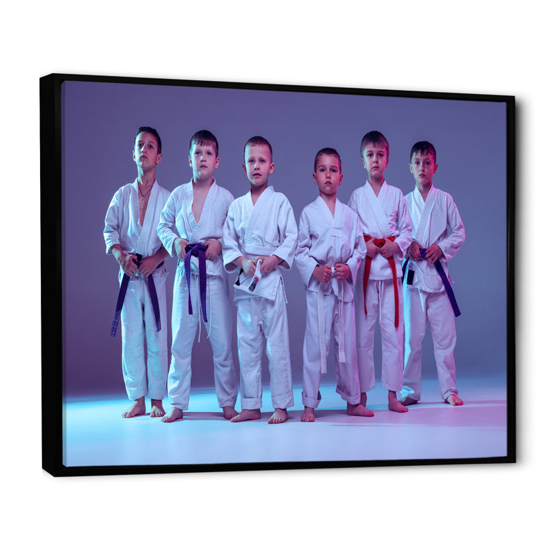 Karate Kids I sur toile, H 24 po x l 32 po x P 1 po, Cadre flottant noir
