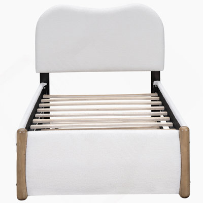 Lit plateforme tapissier avec pieds de soutien en bois et lit gigogne escamotable, idéal pour un repos confortable et un gain de place dans les chambres.
