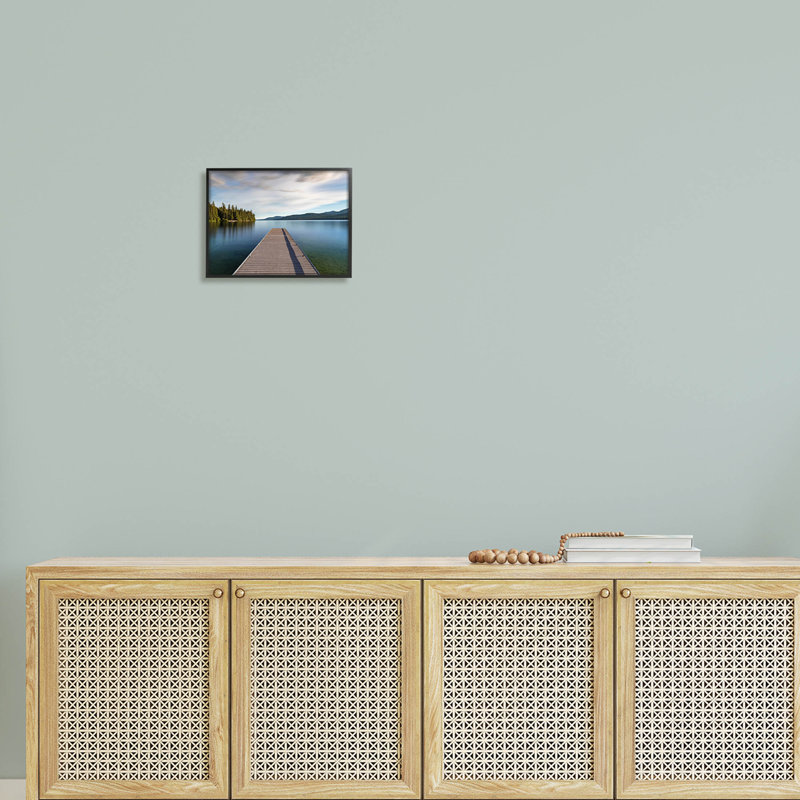 «Apaisant lac Dock Mountains», estampe numérique par Jeff Poe, H 11 po x l 14 po x P 1,5 po, Giclée encadrée noir minuit