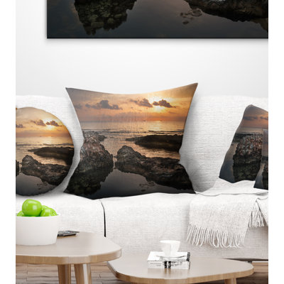 Coussin décoratif à imprimé plage sombre et ruines antiques - Sea & Shore