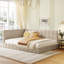 Lit de jour beige rembourré pleine grandeur - look classique moderne, rehausse la maison, avec l'ensemble de lattes en velours élégant, s'adapte à la maison, soutient