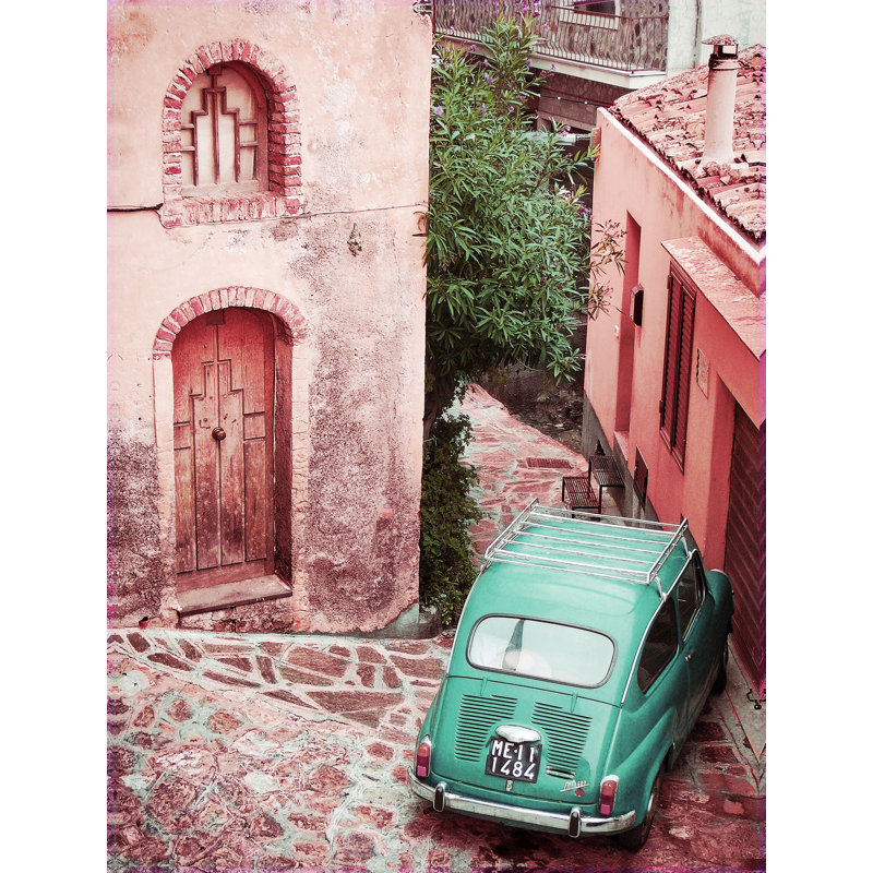 Voiture rétro dans une rue rose - reproduction de photo, H 36 po x l 24 po