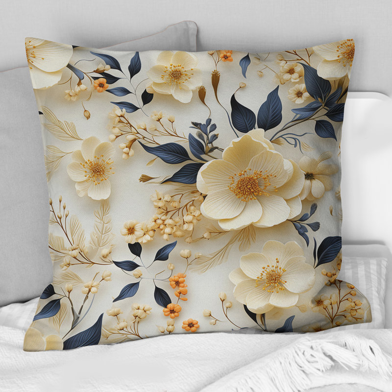 Coussin crème à motif de coquelicots délicats I, H 18 po x l 18 po