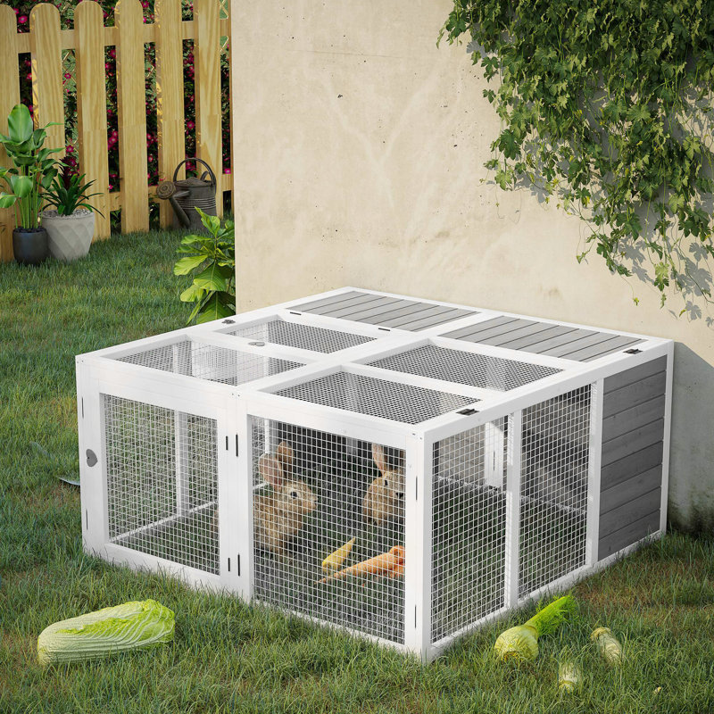 Enceinte grise, cage extérieure en bois avec toit pliable et cage de vestibule latérale