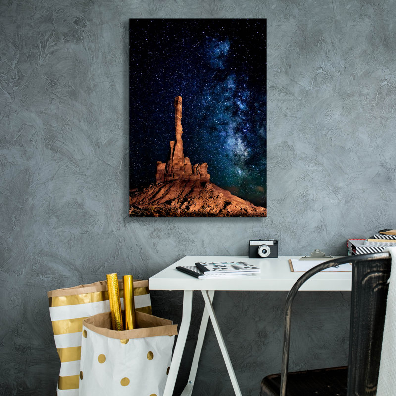 Toile épique Graffiti «A Totem Pole Night Sky» par David Drost, 18 po x 26 po