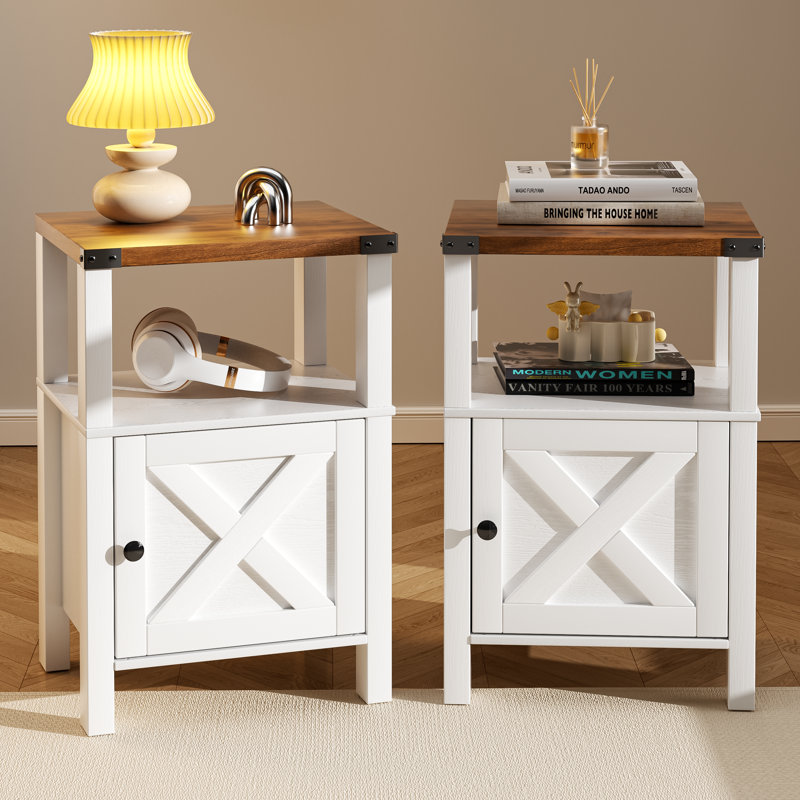 Ensemble de 2 tables de chevet modernes de style champêtre, blanches, avec rangement, porte coulissante de style grange et étagère ouverte.