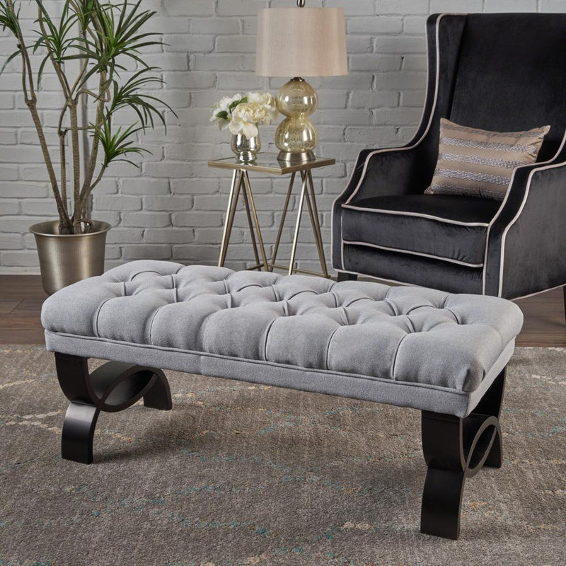 Banc rembourré et capitonné avec pieds en bois de bouleau Beene, Tissu gris pâle