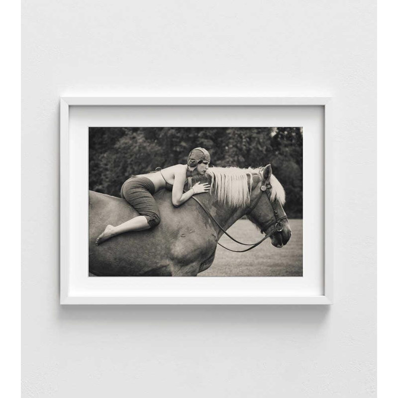 «Off to the Races», impression de course de chevaux, 36" H x 48" W, Framed Print with Mat, Blanc