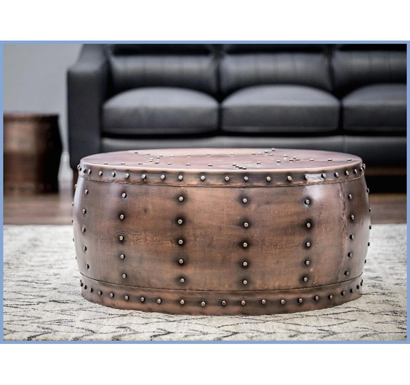 Table basse ronde brun clair avec accents de rivets - Structure en fer antique Finition martelée pour le salon