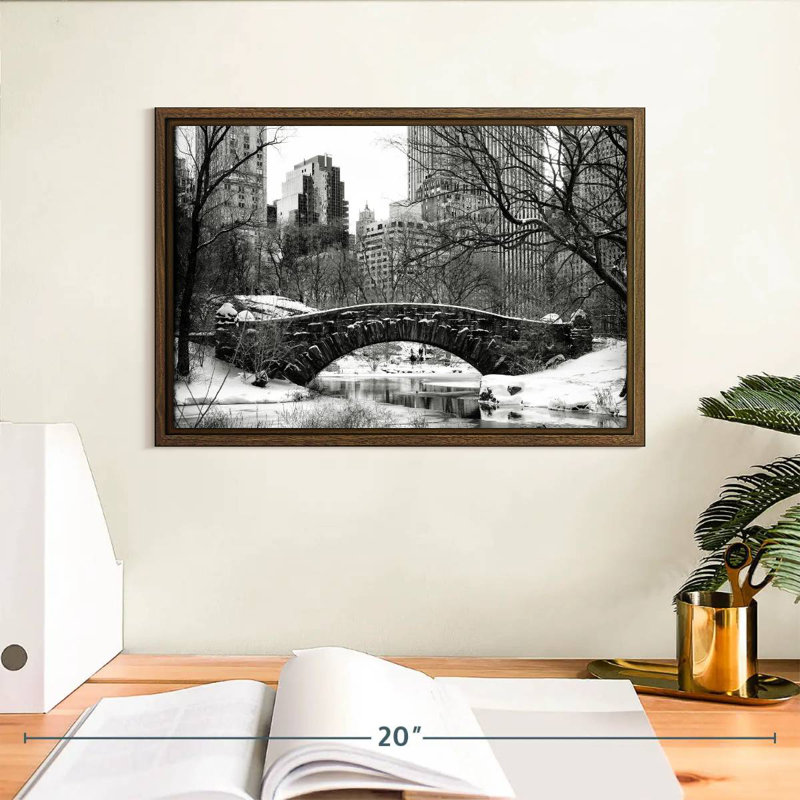 Central Park BW, 13 po x 9 po, Cadre flottant noyer