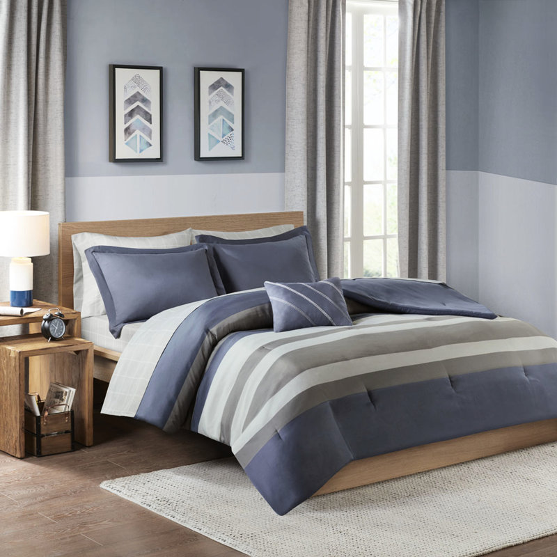 Lit simple avec édredon rayé et draps - Coussin calme bleu gris serein et