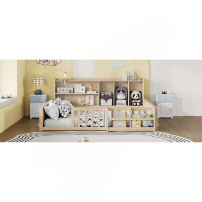 Structure de lit plateforme en bois pleine grandeur pour enfants avec clôture de garde-corps, tablettes de rangement latérales et étagère à livres, lit de plancher peu encombrant