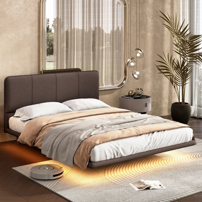 Lit flottant moderne et pleine grandeur avec pieds en cuir et en métal pu, DEL, café, installation en douceur sous les lumières, poutres en bois, simple