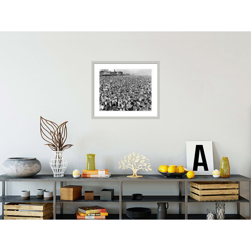 [Foule de l'après-midi à Coney Island Brooklyn] par Weegee, impression giclée encadrée, H 23,5 po x l 27,66 po