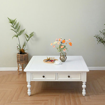 Table basse à quatre pieds avec rangement