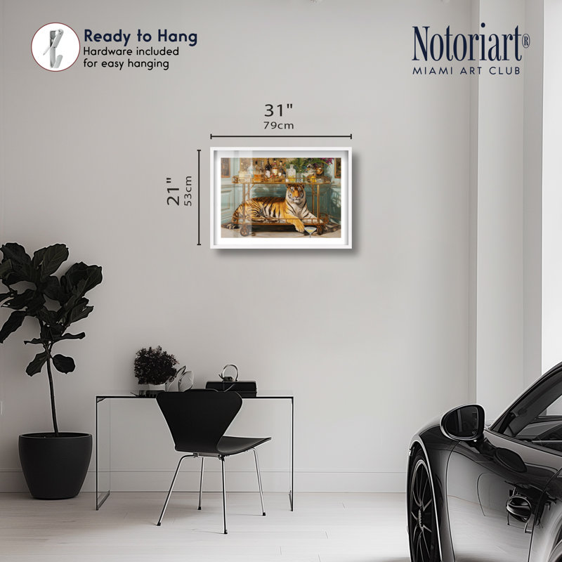 «Tiger at the Bar Cart Shadowbox», art mural rétro par Notoriart, cadre blanc, 30 x 20, H 21 po x l 31 po