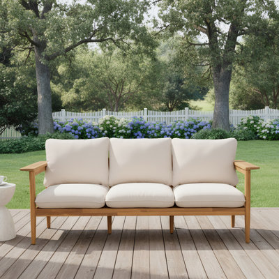 Canapé d'extérieur en bois d'acacia Terassi 3 places avec finition en teck clair et coussins beiges pour une assise durable et élégante.