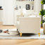 Salon en chenille beige avec coussins et garniture cloutée en cuivre