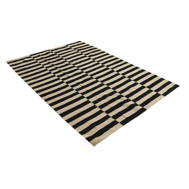 Tapis noir et blanc 5 x 8 Petrella