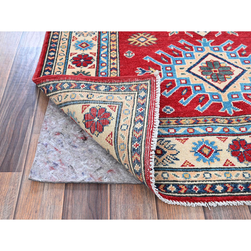 Tapis baie rouge 3 pi 5 po x 5 pi, Kazak avec motif géométrique, noué à la main, tissage plus dense, laine pure, colorants végétaux, tapis oriental