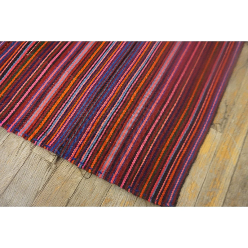 Tapis kilim turc vintage moderne à rayures multicolores des années 1950, tissé à plat en laine, 152 x 183 cm.