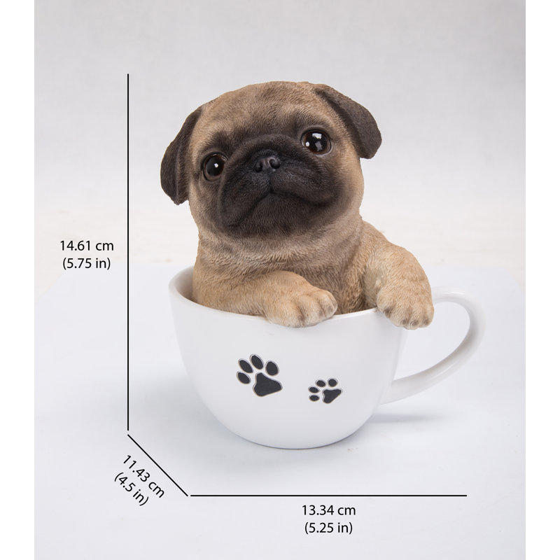 Statue de chiot carlin dans une tasse