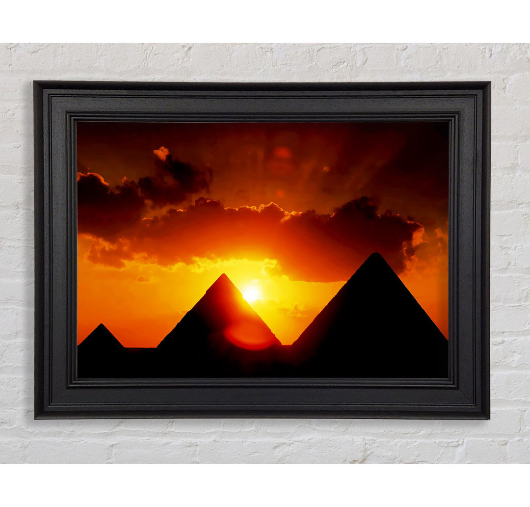 Ägyptische Pyramide im Sonnenuntergang Gerahmter Druck