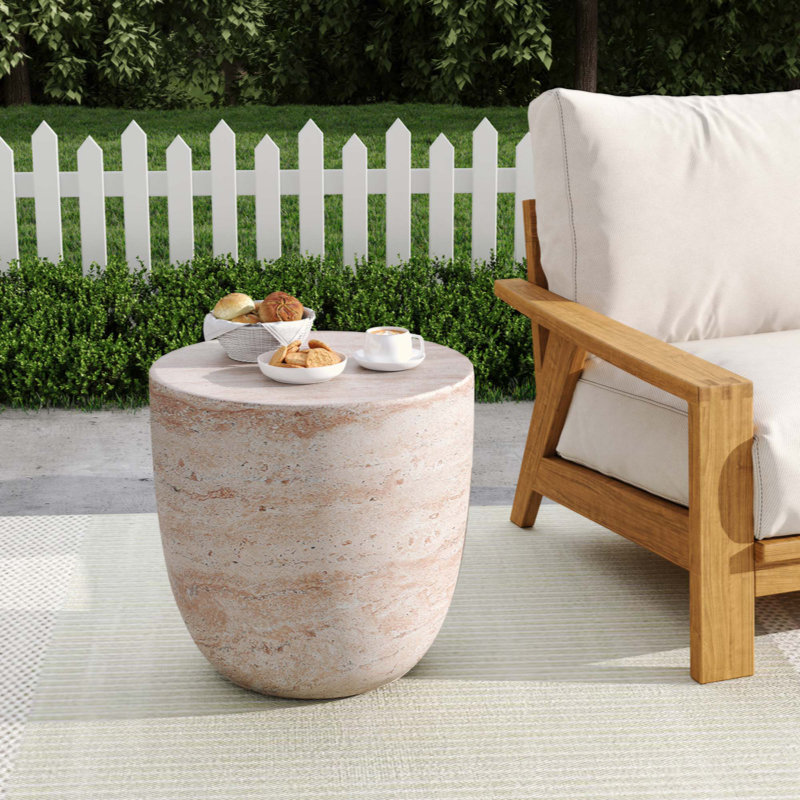 Table d'appoint d'extérieur / d'intérieur en béton léger avec finition en travertin élégante, design multifonctionnel et durable