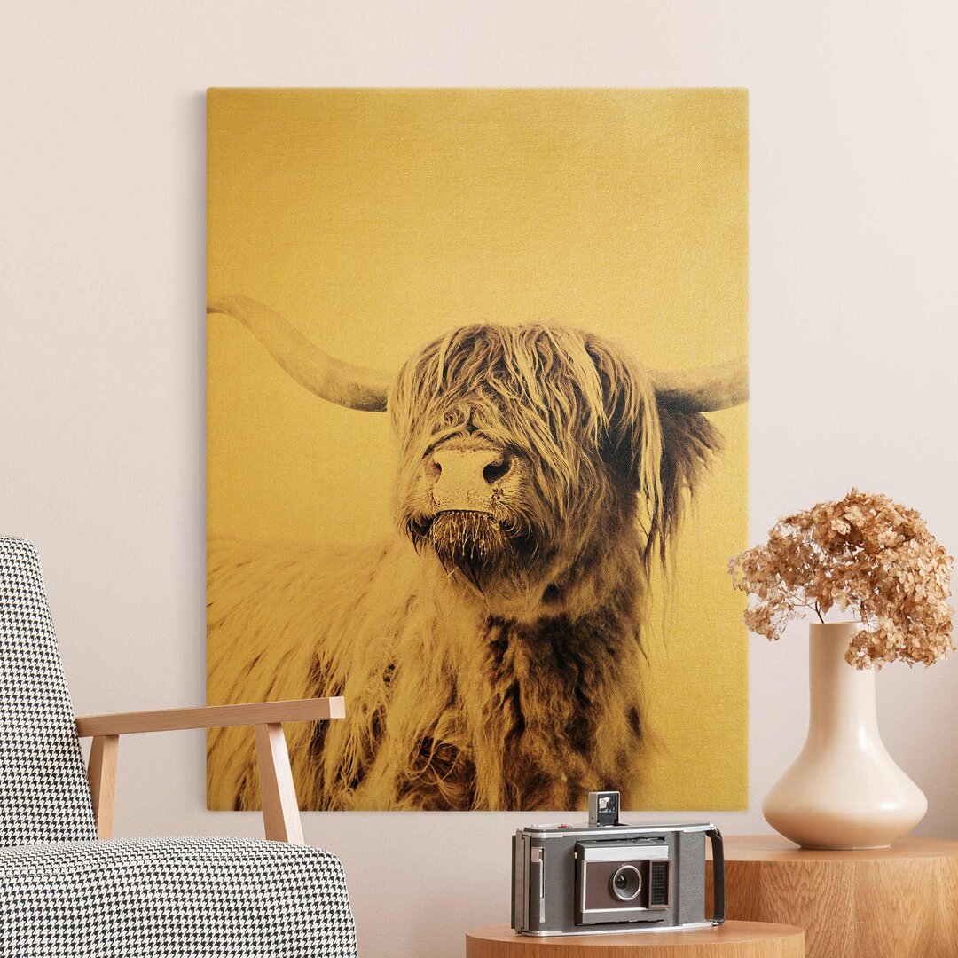 Leinwandbild "Frida Highland Cattle" in Gold von Monika Strigel