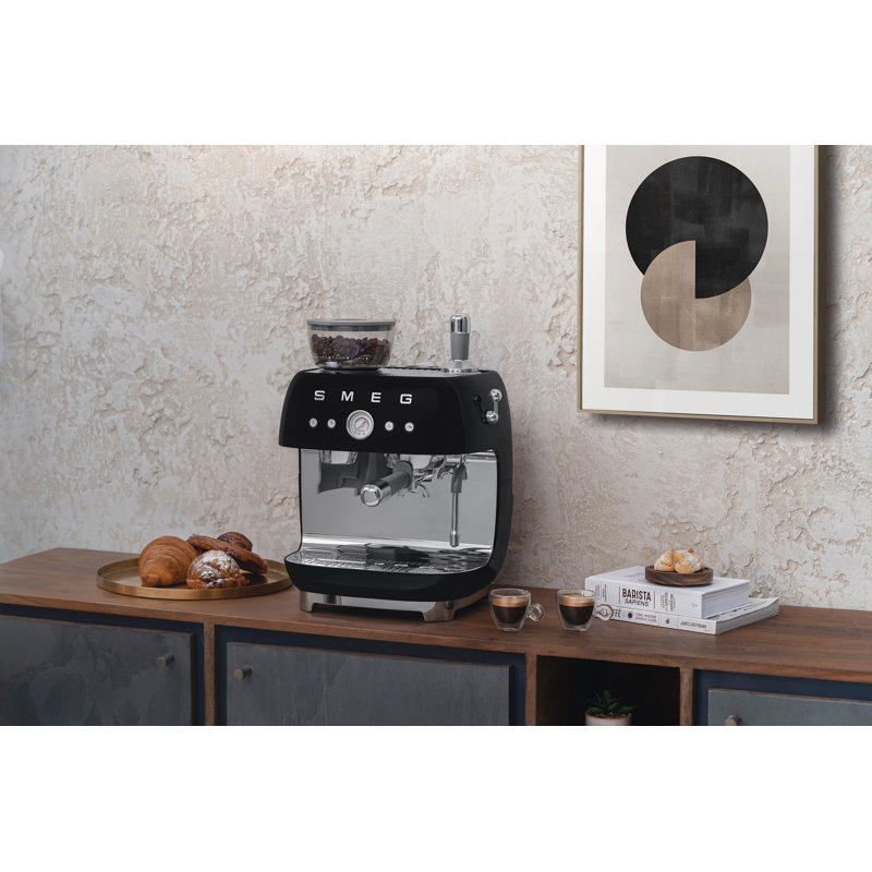 Retro style semi-automatic espresso coffee machine with grinder for the 50s from SMEG, Noir
