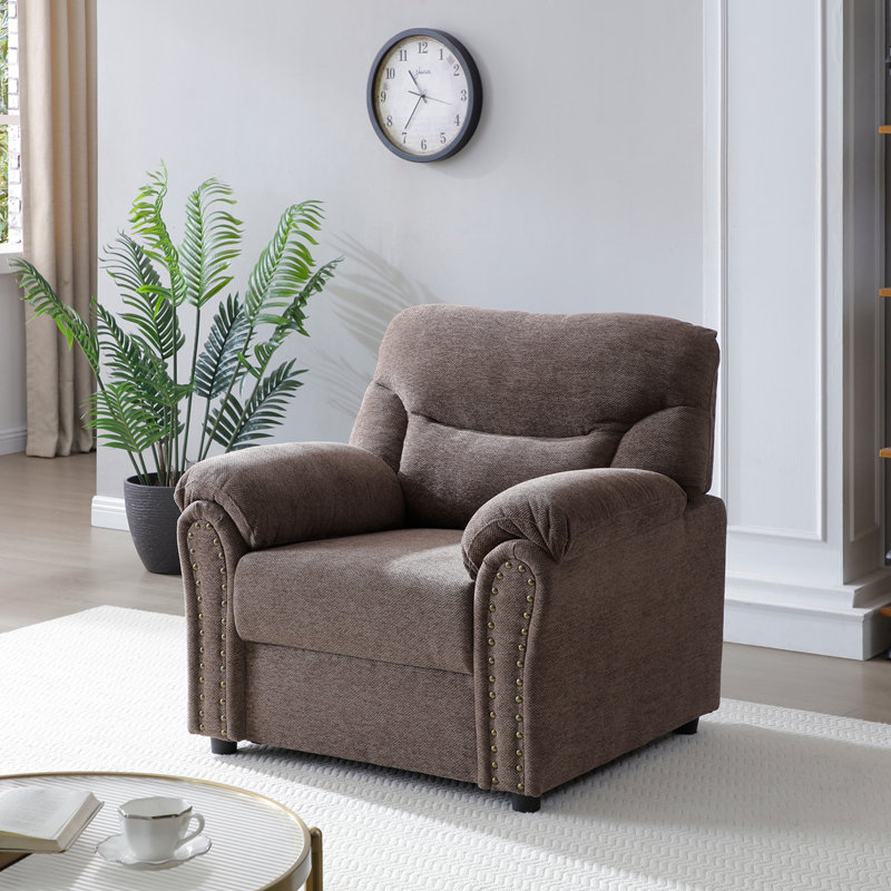 Chaise exquise avec accoudoirs évasés et garniture cloutée, alliant confort et style pour un ajout parfait à l'espace de vie