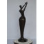 Statue d'art moderne femme libérant un oiseau - Taille: L 13 po x l 19 po x H 52 po