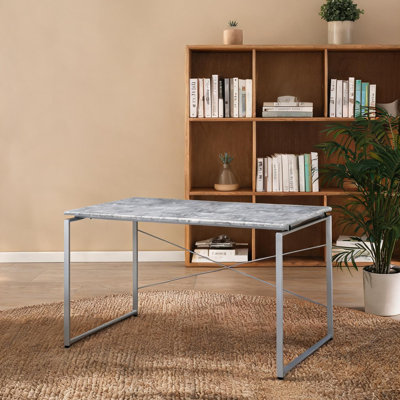 Bureau d'écriture de 47 pouces pour le bureau personnel, structure en métal argenté froid et plateau en faux bois de béton, base de style traîneau industriel